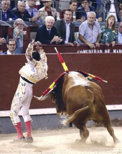 Ferrera, en la suerte de banderillas en Las Ventas.