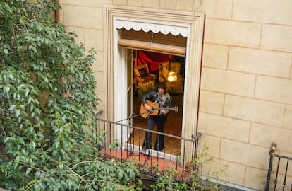 Leo Rizzi da un concierto desde El Balcón de Calle Pez, en el barrio de Malasaña, en Madrid, el domingo 13 de abril.
