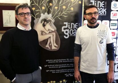 Pau Guillén (derecha), director del Festival Zinegoak, junto al productor y fotógrafo Fernando Díez, este lunes en Bilbao.