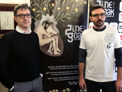 Pau Guillén (derecha), director del Festival Zinegoak, junto al productor y fotógrafo Fernando Díez, este lunes en Bilbao.