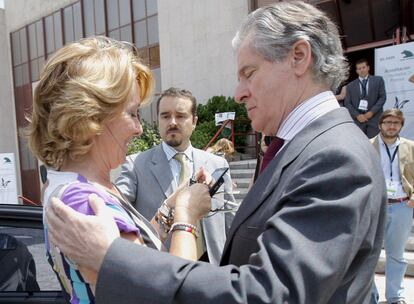 El presidente de Caja Madrid, Miguel Blesa, saluda a la presidenta regional, Esperanza Aguirre, a su llegada al IX Encuentro Financiero Internacional.