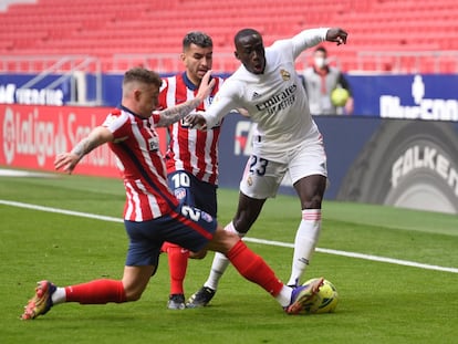 Mendy, defendido por Trippier y Correa durante el Atlético-Real Madrid.