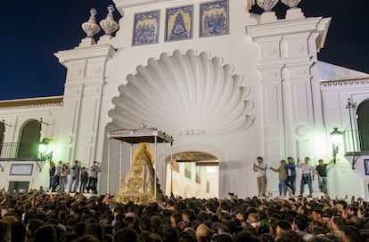 La Virgen del Rocío regresa a su Santuario a las 6:15 horas, tras la rotura de un banco derecho del paso nuevo durante la procesión por las calles de la aldea almonteña de El Rocío, tras saltar la reja los almonteños en la madrugada de este lunes.