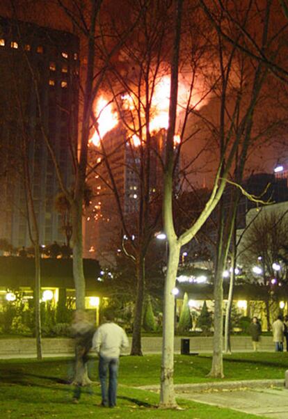 El edificio, de 31 pisos, tenía una altura de 106 metros, y en la actualidad estaban siendo rehabilitadas algunas de sus plantas, aunque se mantenía operativo. Además los bajos del complejo Azca esta cruzado por diversas vías subterráneas, tanto de Metro como de ferrocarril y de vehículos, además de numerosas canalizaciones eléctricas, de comunicaciones y gas.