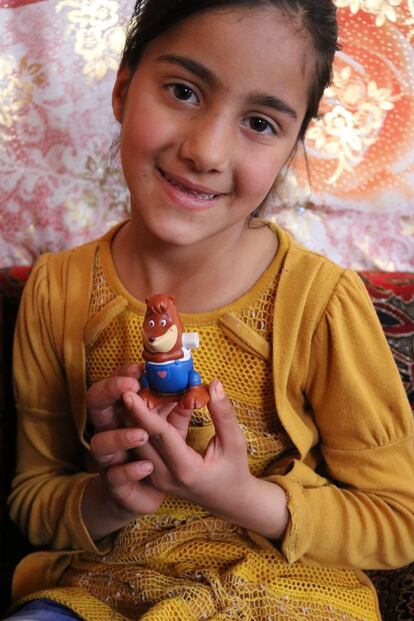 Sahar tiene una pequeña ardilla porque su primo tiene otra igual y prometieron ser amigos para siempre. “Siria es verde y hermosa, llena de árboles y hierba. Me encantaría regresar y correr por el campo”.