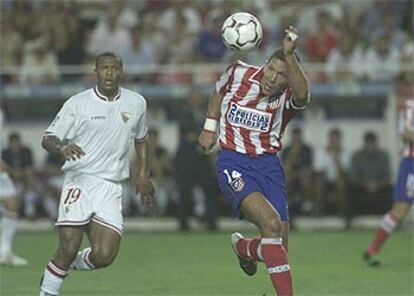 Simeone se lleva la pelota de cabeza ante Baptista.