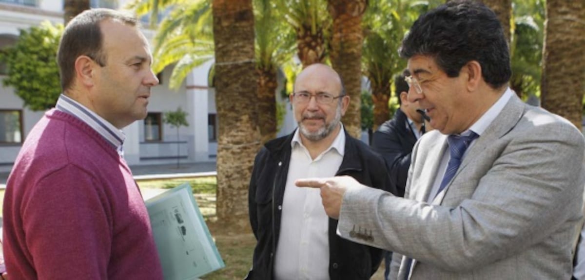 PSOE e IU ultiman el acuerdo para gobernar cuatro años en la Junta ...