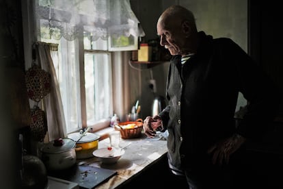 Evgeniy Markevich, de 85 años, lleva viviendo en Chernóbil desde 1945 y solo se fue unos cuantos meses tras el desastre nuclear de 1986. 