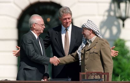 El primer ministro israelí, Isaac Rabin, saluda al líder palestino, Yasir Arafat, en presencia del presidente Bill Clinton, el 13 de septiembre de 1993 en la Casa Blanca.