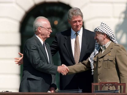 El primer ministro israelí, Isaac Rabin, saluda al líder palestino, Yasir Arafat, en presencia del presidente Bill Clinton, el 13 de septiembre de 1993 en la Casa Blanca.