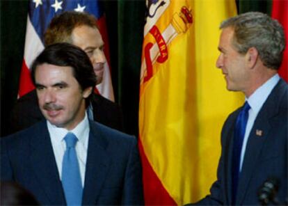 Aznar, Blair y Bush tras la rueda de prensa conjunta.