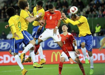 Miranda cabecea el balón en un lance del Austria-Brasil.