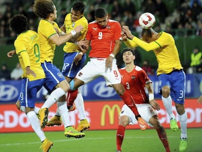 Miranda cabecea el balón en un lance del Austria-Brasil.