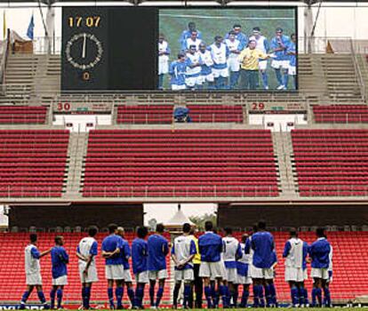 Luiz Felipe Scolari, el seleccionador de Brasil, da instrucciones a sus jugadores antes de un entrenamiento.