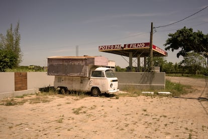 Un camión de comida rápida llamado ‘Jerusalén’ se encuentra abandonado en una gasolinera de Água Preta, en una imagen de febrero de 2024.