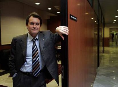 Artur Mas, en la puerta de su despacho en el Parlamento catalán, durante un receso del debate de investidura.