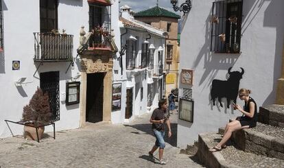 Dos turistas en una calle del casco antiguo de Ronda (Málaga).