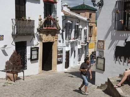 Dos turistas en una calle del casco antiguo de Ronda (Málaga).