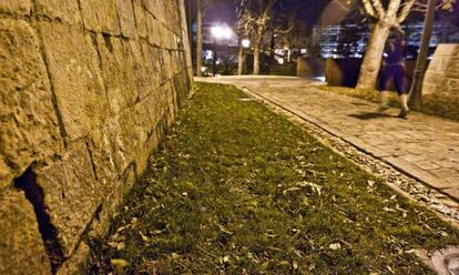 La rendija de la muralla de Pamplona en la que la Guardia Civil metió el sobre que recogió Cervera
