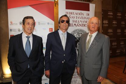 Juan José, en el centro, flanqueado por los diestros Gabriel de la Casa, a su derecha, y Andrés Hernando, en 2018.