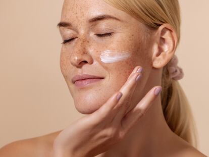 Un cuidado facial diario previene los signos del envejecimiento y mantiene la piel hidratada. GETTY IMAGES.