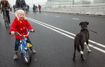 Una niña con su bicicleta en Nijmegen
