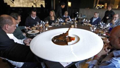 Membres de La Penya Gastronòmica Barça, a Ca l’Enric, degusten al febrer un menú de becada.