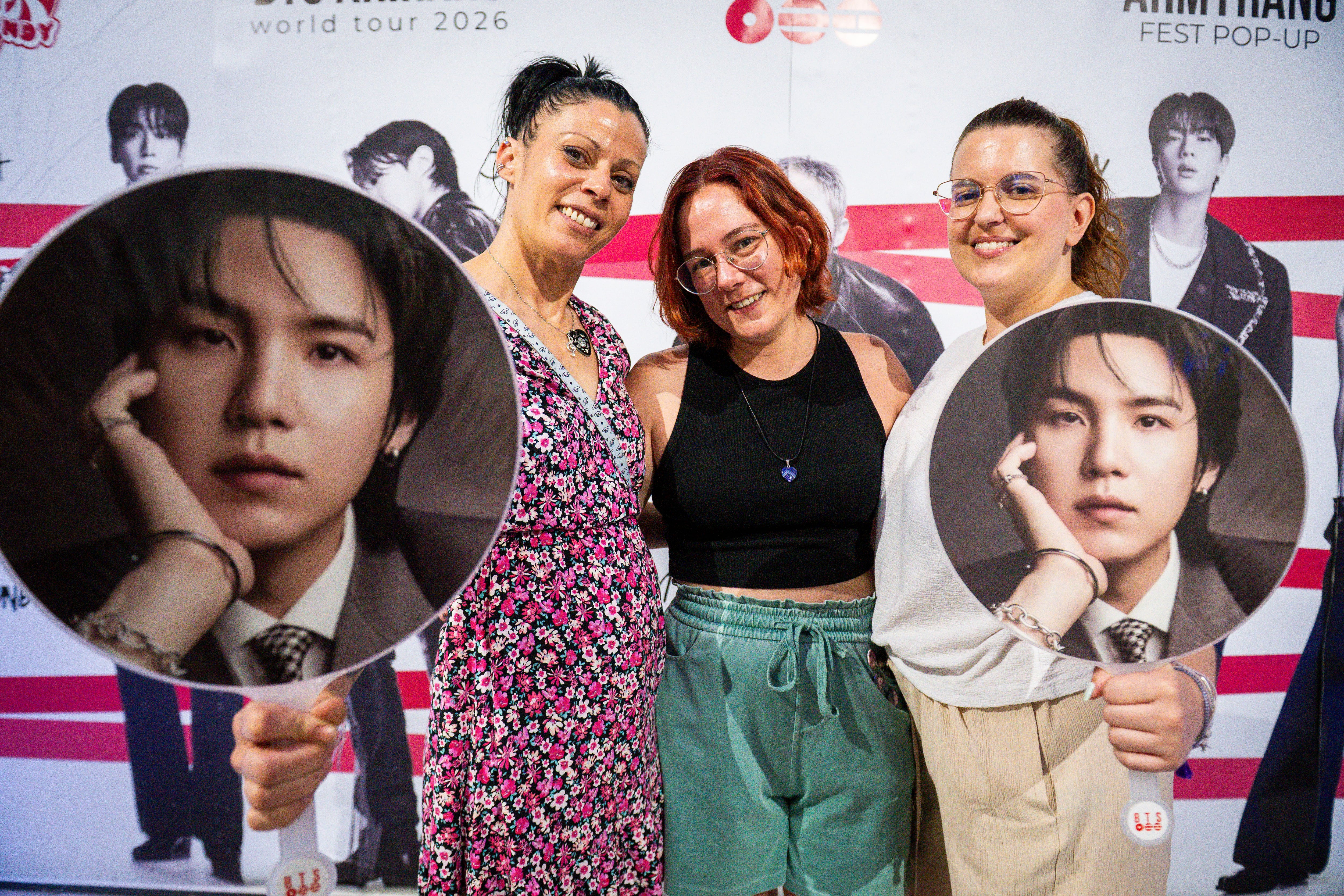 Elena Fernández, Sandra Gamero y Beatriz Nogueron, fans de BTS, en el festival pop-up Armyrang, en Madrid este miércoles.
