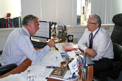 El fiscal jefe de la Corte Penal Internacional de La Haya, Luis Moreno-Ocampo, ayer en su despacho con el juez Baltasar Garzón.