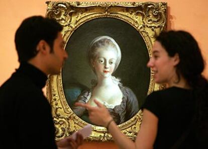 Dos visitantes ante <i>Retrato de una joven dama, </i>de Jean Honoré Fragonard, 1770-1772.