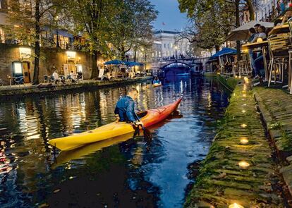 Un jove passeja en piragua pels canals d'Utrecht, a Amsterdam (Països Baixos).