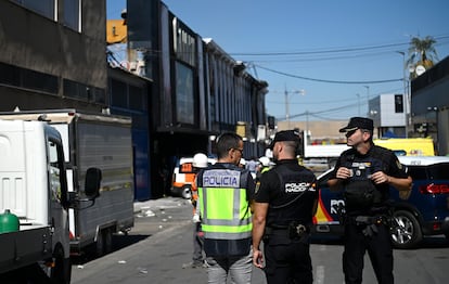 Agentes de policía, en la zona del suceso, este domingo.