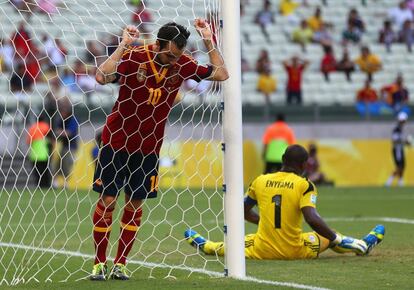 Cesc se lamenta de una ocasión fallada.