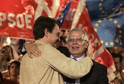 José Luis Rodríguez Zapatero y José Borrell se abrazan en el mitin de cierre de campaña de los socialistas, el pasado viernes en Madrid.