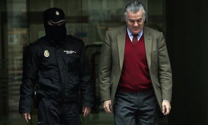 Luis Bárcenas sale de la Audiencia Nacional en 2013.