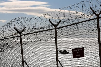 La Guardia Civil vigila la zona de la frontera con Marruecos.