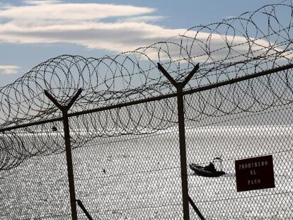 La Guardia Civil vigila la zona de la frontera con Marruecos.