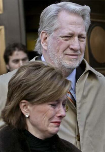 Ebbers sale con su esposa del juzgado tras conocer el veredicto.