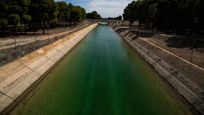 Canal del trasvase Tajo-Segura a su paso por Roda, Albacete.