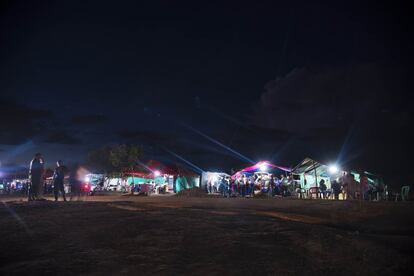 Zona de restaurantes y comercio en el campamento principal de la X Conferencia.