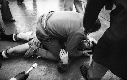 Juanito, en 1977, v&iacute;ctima de un botellazo en un Yugoslavia-Espa&ntilde;a. 