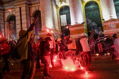 Simpatizantes de Luis Arce encienden bengalas mientras montan guardia en la Plaza Murillo en medio de enfrentamientos contra partidarios de Morales, este lunes en La Paz.