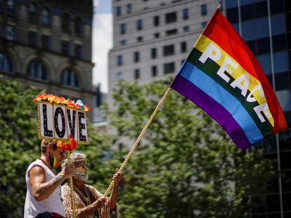 Dos manifestantes durante una marcha de la comunidad LGBTQ en Nueva York
