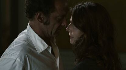 Vincent Lindon y Chiara Mastroianni en un fotograma de 'Los canallas'.