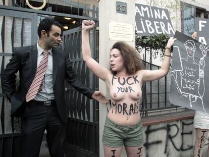 Activistas de Femen protestan en el consulado de T&uacute;nez en Mil&aacute;n.
