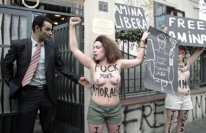 Activistas de Femen protestan en el consulado de Túnez en Milán.