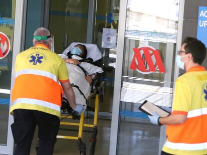 Dos técnicos trasladan a una mujer al hospital Arnau de Vilanova, Lleida.