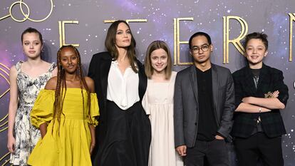 Angelina Jolie junto a sus hijos en la presentación de 'The Eternals' en 2021.