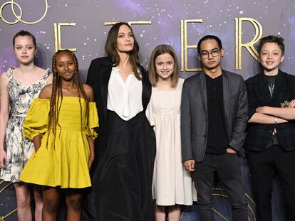 Angelina Jolie junto a sus hijos en la presentación de 'The Eternals' en 2021.