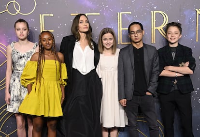 Angelina Jolie junto a sus hijos en la presentación de 'The Eternals' en 2021.